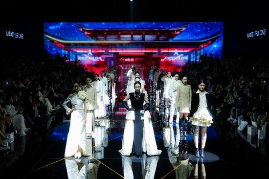 中国国际时装周ⷁNOTHER ONE安那迪演绎了名媛的非凡内心，打造了强大的品牌力量